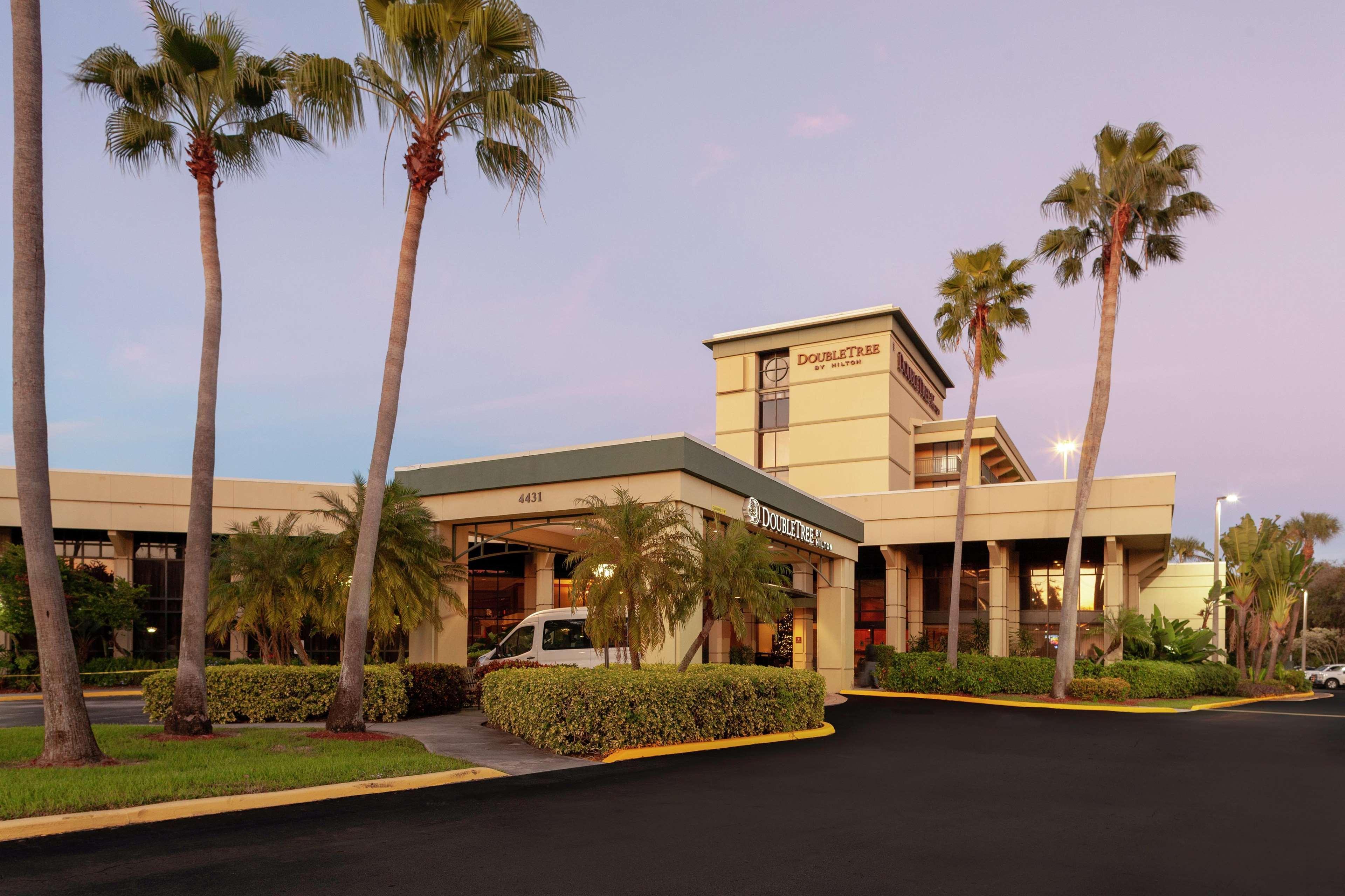 Doubletree By Hilton פאלם ביץ' גרדנס מראה חיצוני תמונה