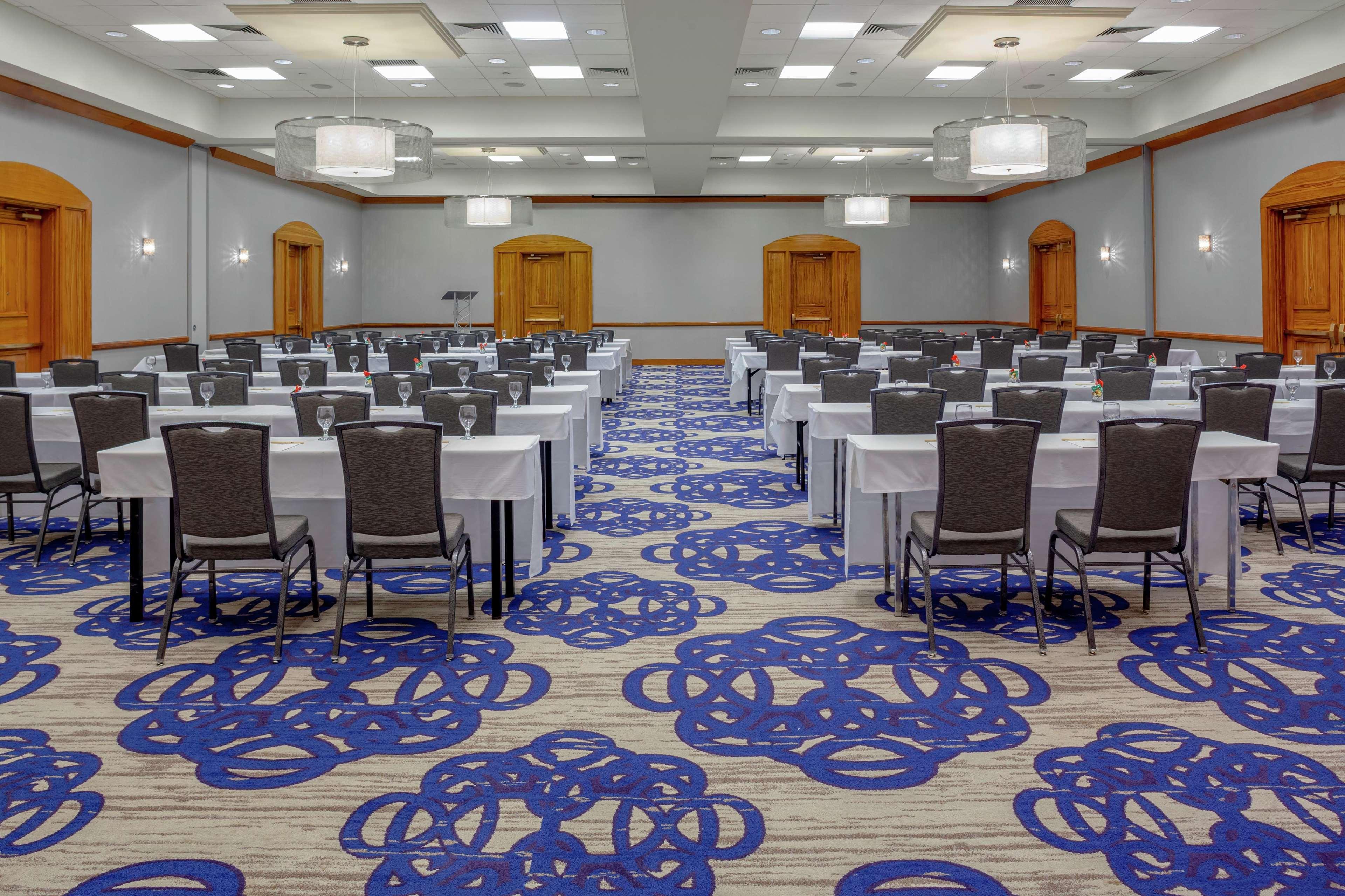 Doubletree By Hilton פאלם ביץ' גרדנס מראה חיצוני תמונה