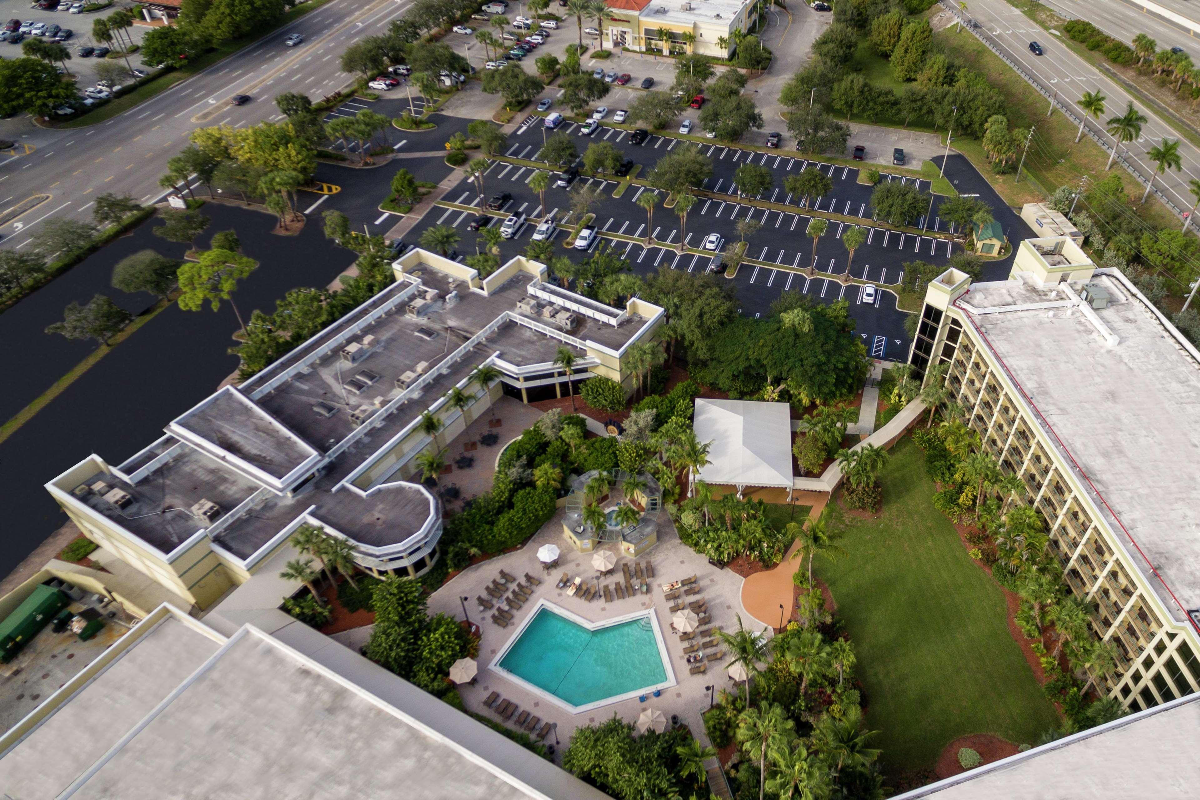 Doubletree By Hilton פאלם ביץ' גרדנס מראה חיצוני תמונה