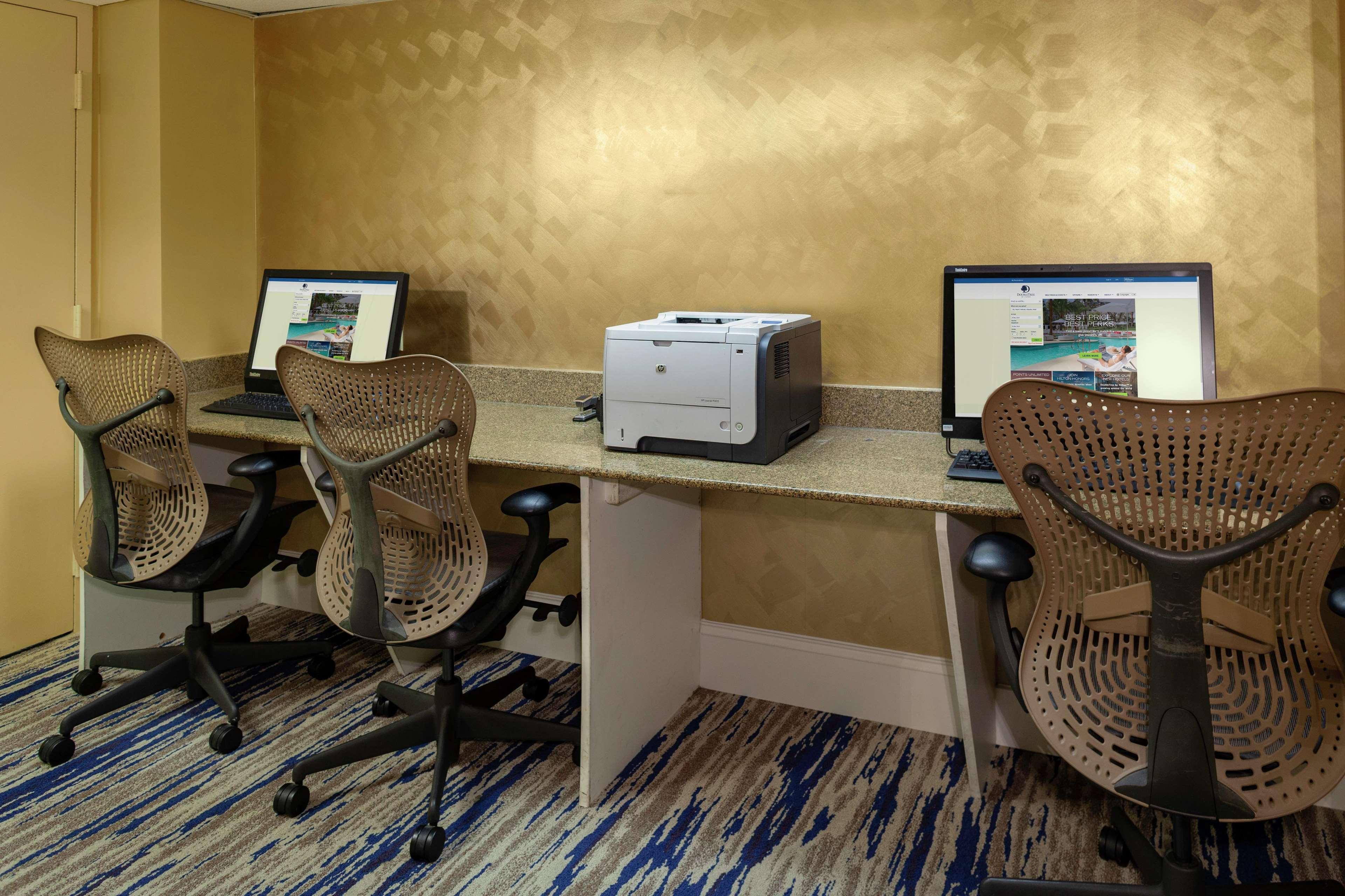 Doubletree By Hilton פאלם ביץ' גרדנס מראה חיצוני תמונה