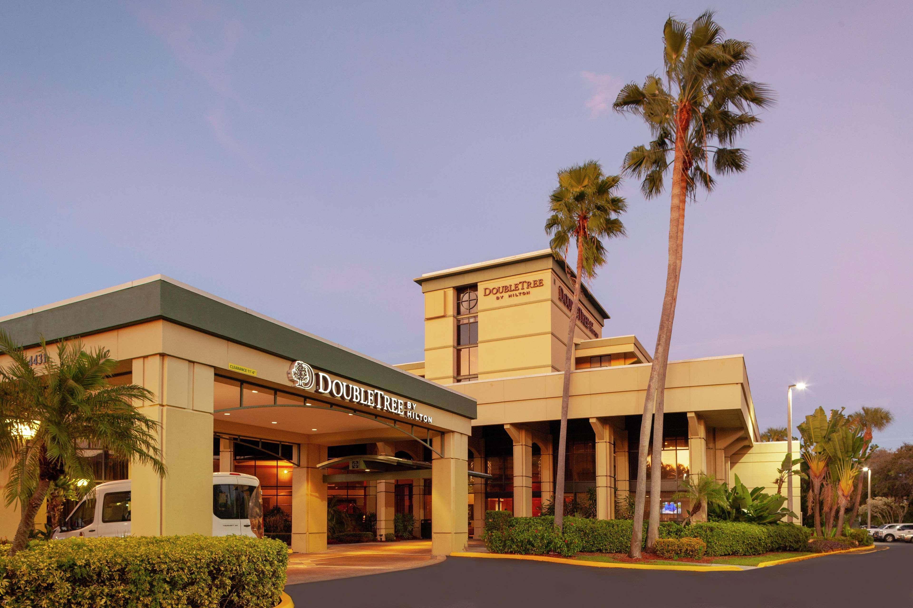 Doubletree By Hilton פאלם ביץ' גרדנס מראה חיצוני תמונה