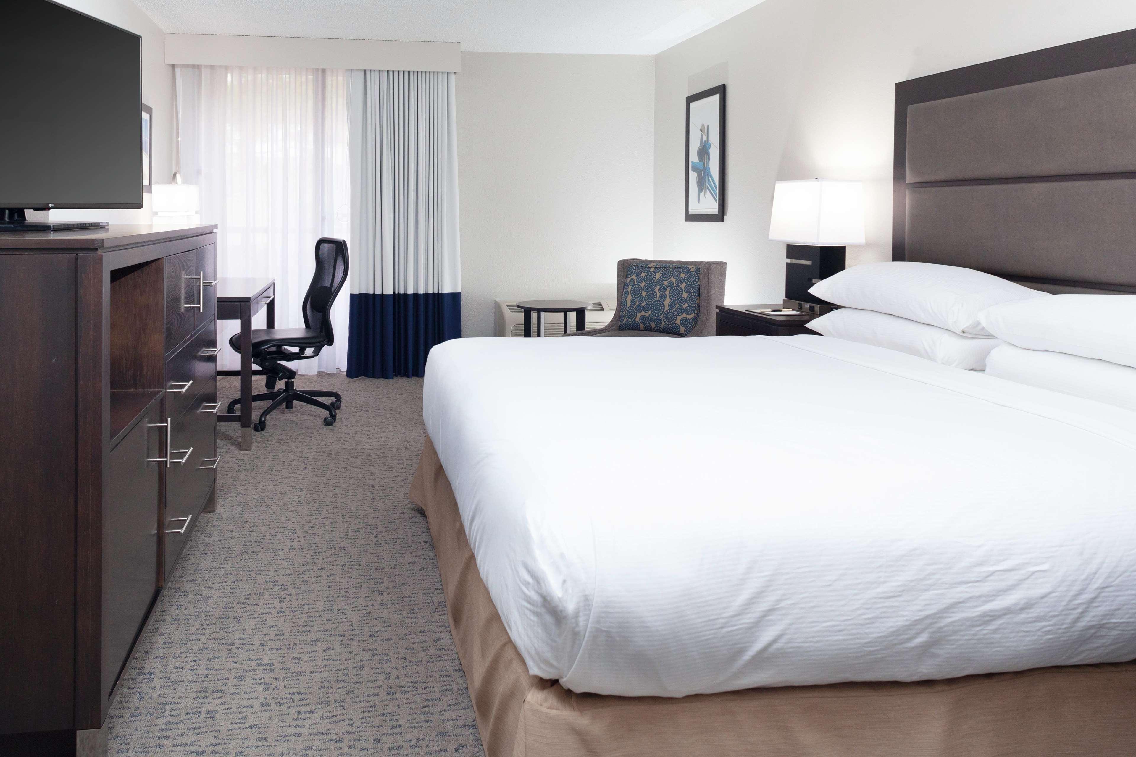 Doubletree By Hilton פאלם ביץ' גרדנס מראה חיצוני תמונה