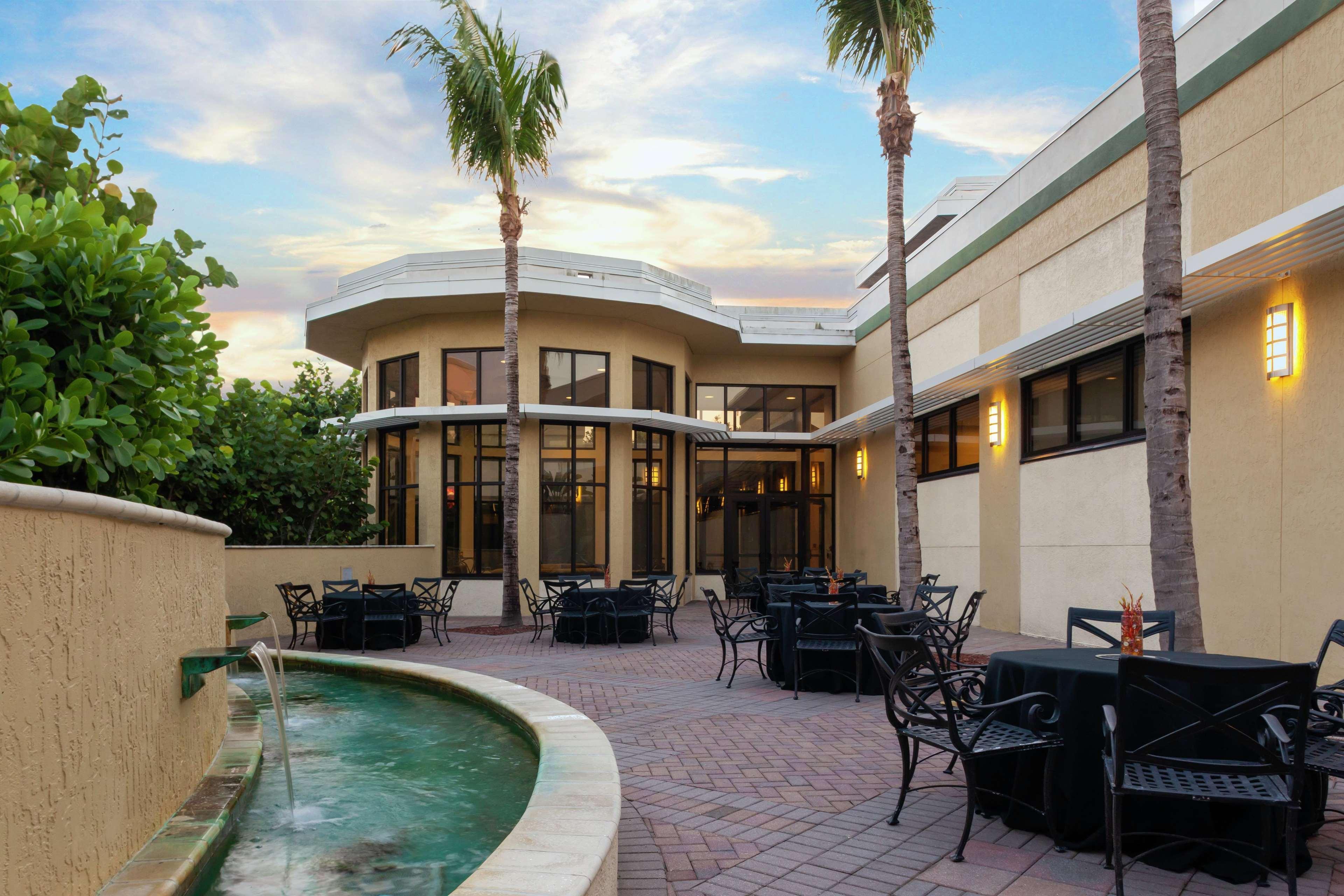 Doubletree By Hilton פאלם ביץ' גרדנס מראה חיצוני תמונה