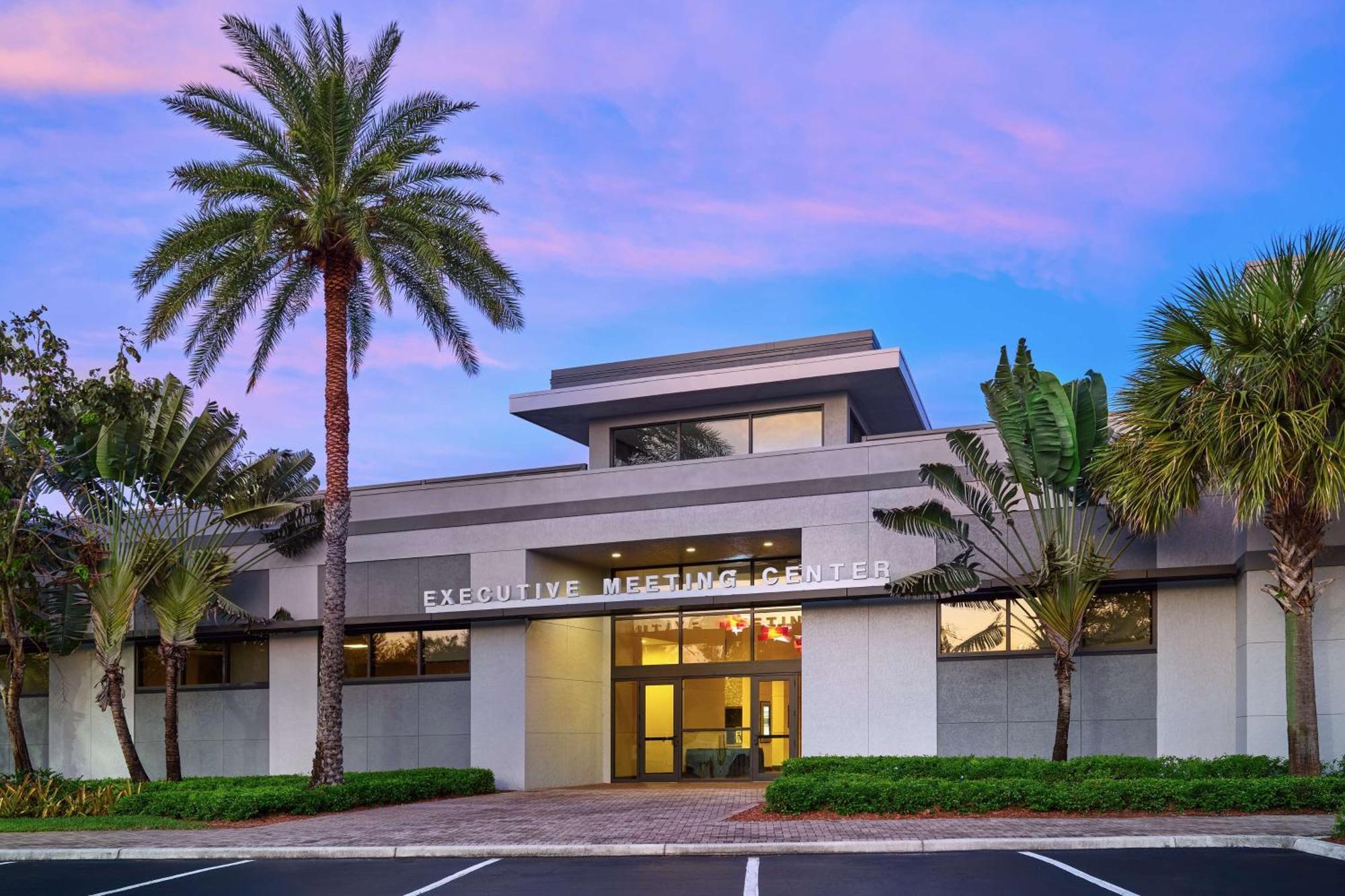Doubletree By Hilton פאלם ביץ' גרדנס מראה חיצוני תמונה