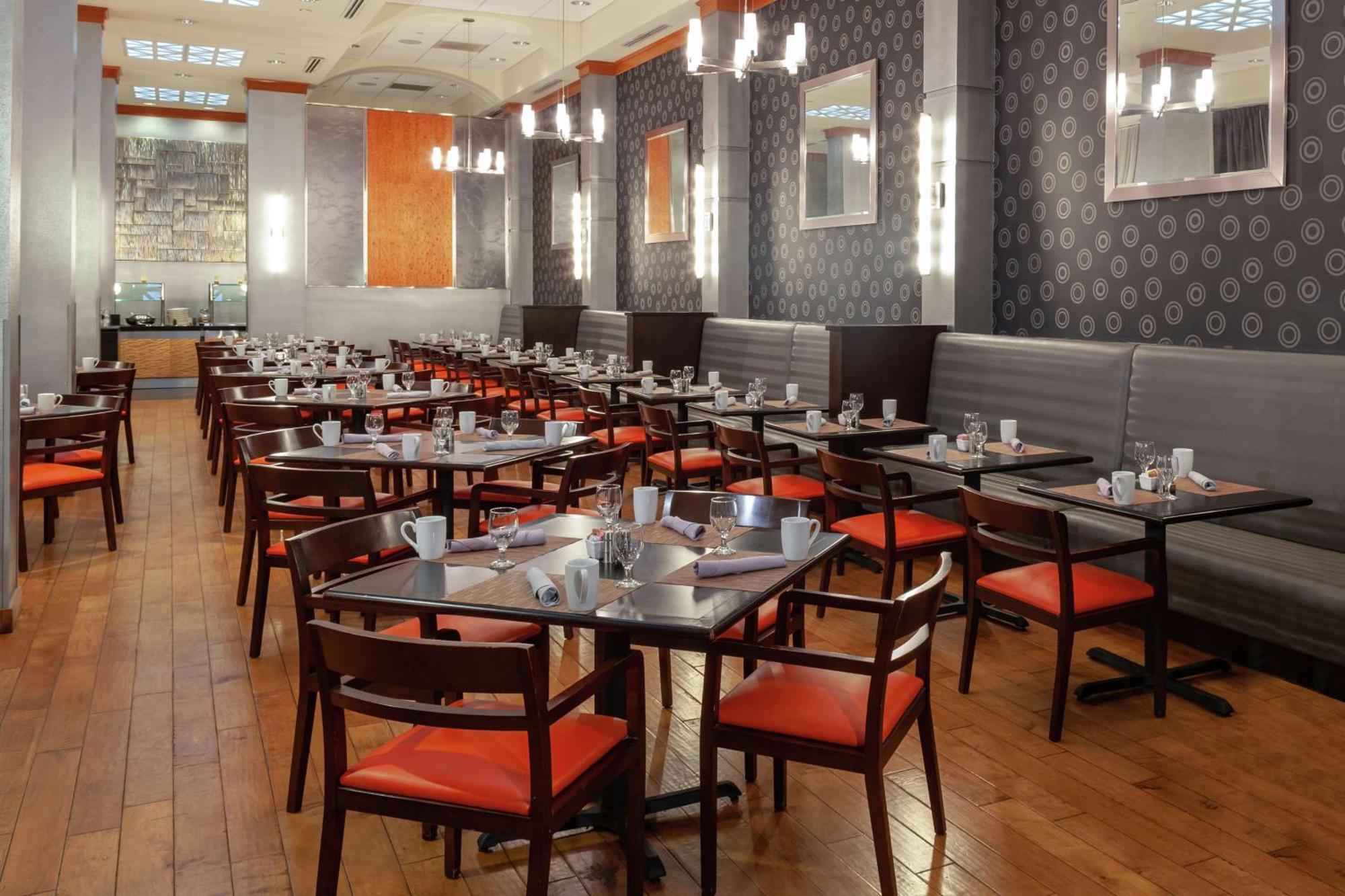 Doubletree By Hilton פאלם ביץ' גרדנס מראה חיצוני תמונה