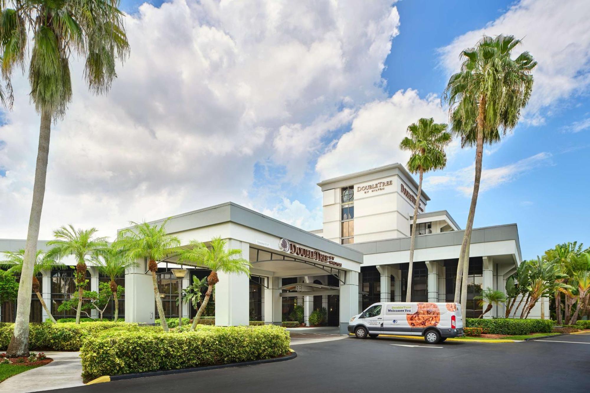 Doubletree By Hilton פאלם ביץ' גרדנס מראה חיצוני תמונה