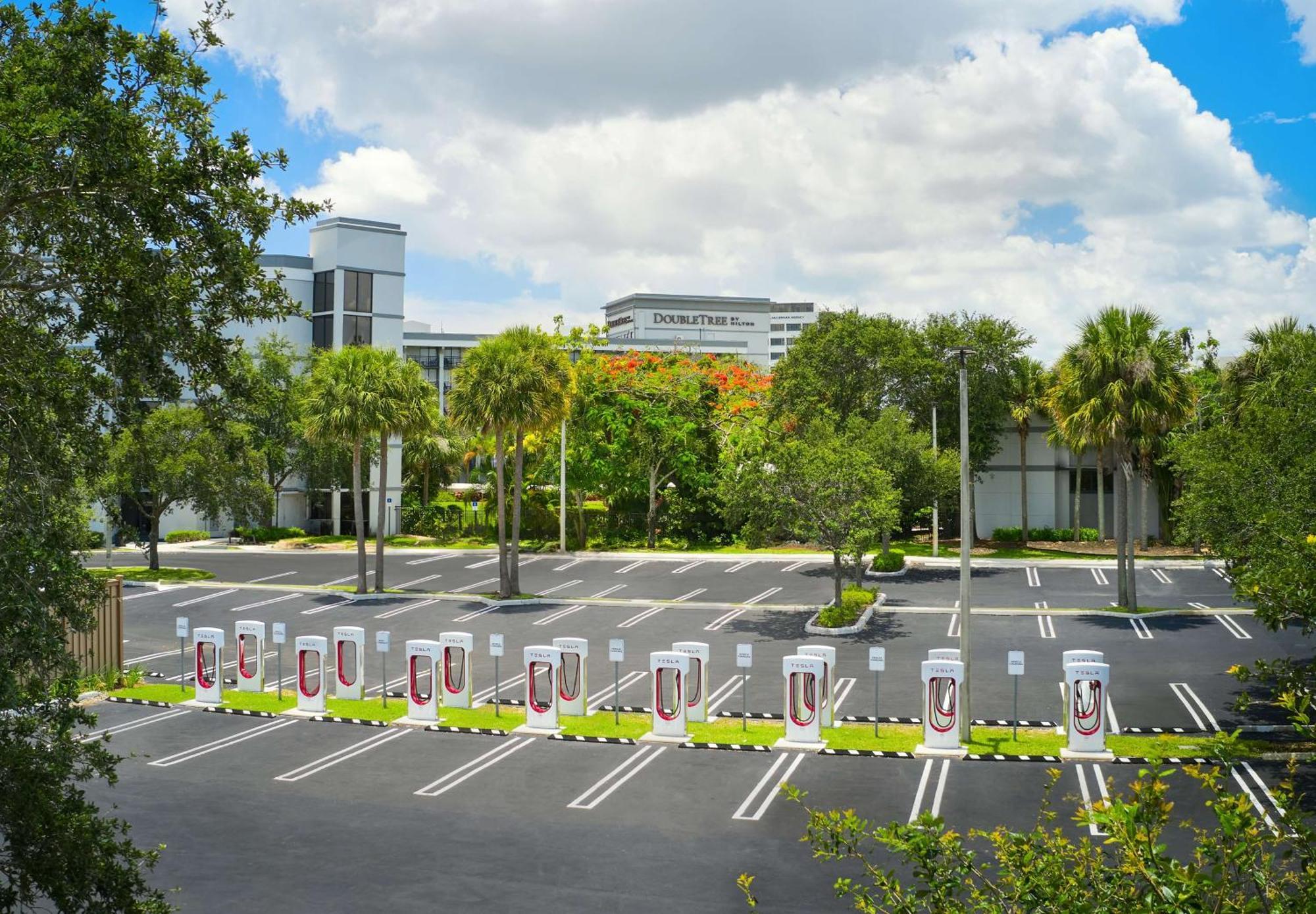Doubletree By Hilton פאלם ביץ' גרדנס מראה חיצוני תמונה