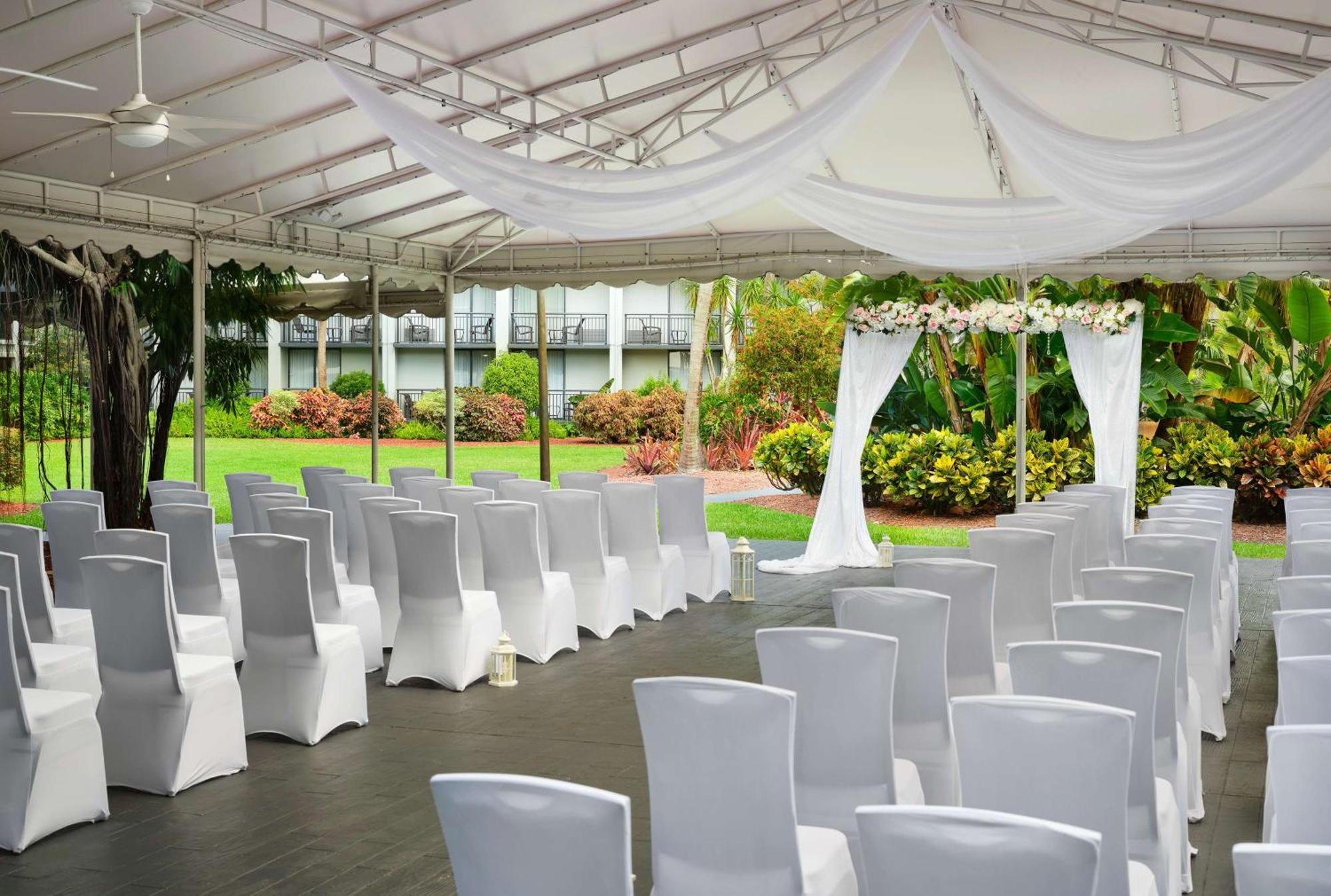 Doubletree By Hilton פאלם ביץ' גרדנס מראה חיצוני תמונה