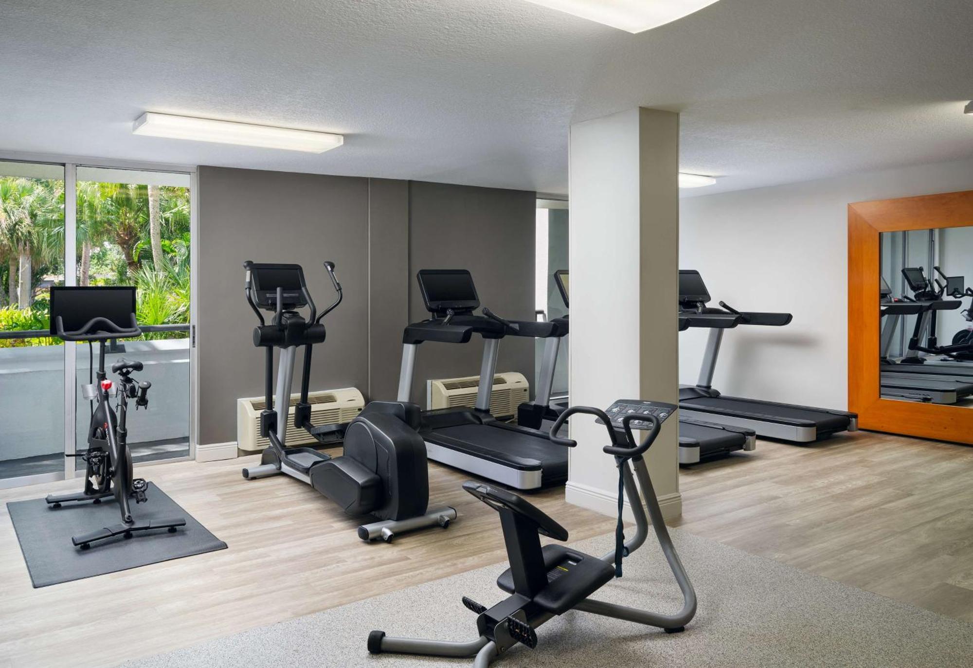 Doubletree By Hilton פאלם ביץ' גרדנס מראה חיצוני תמונה