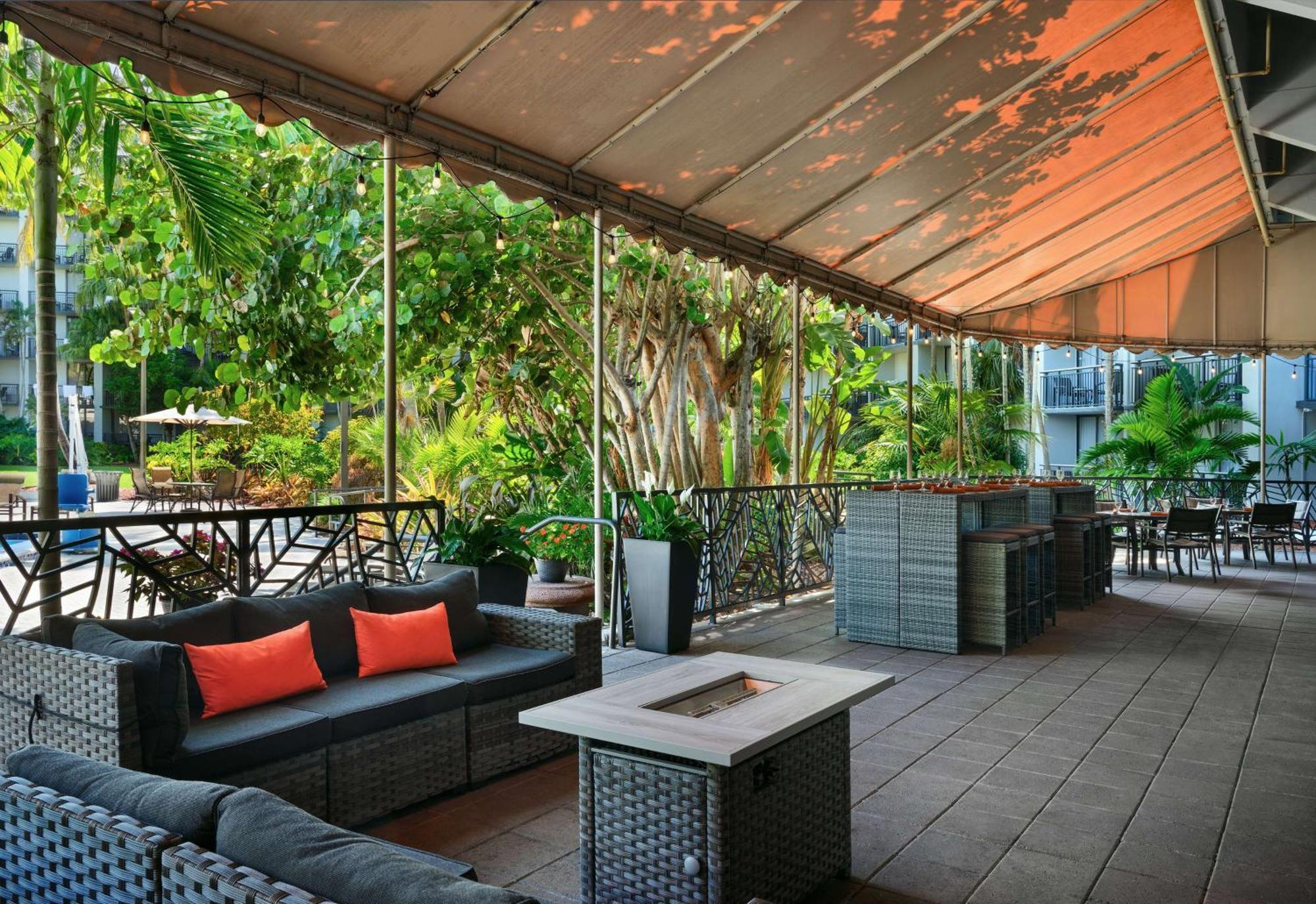 Doubletree By Hilton פאלם ביץ' גרדנס מראה חיצוני תמונה